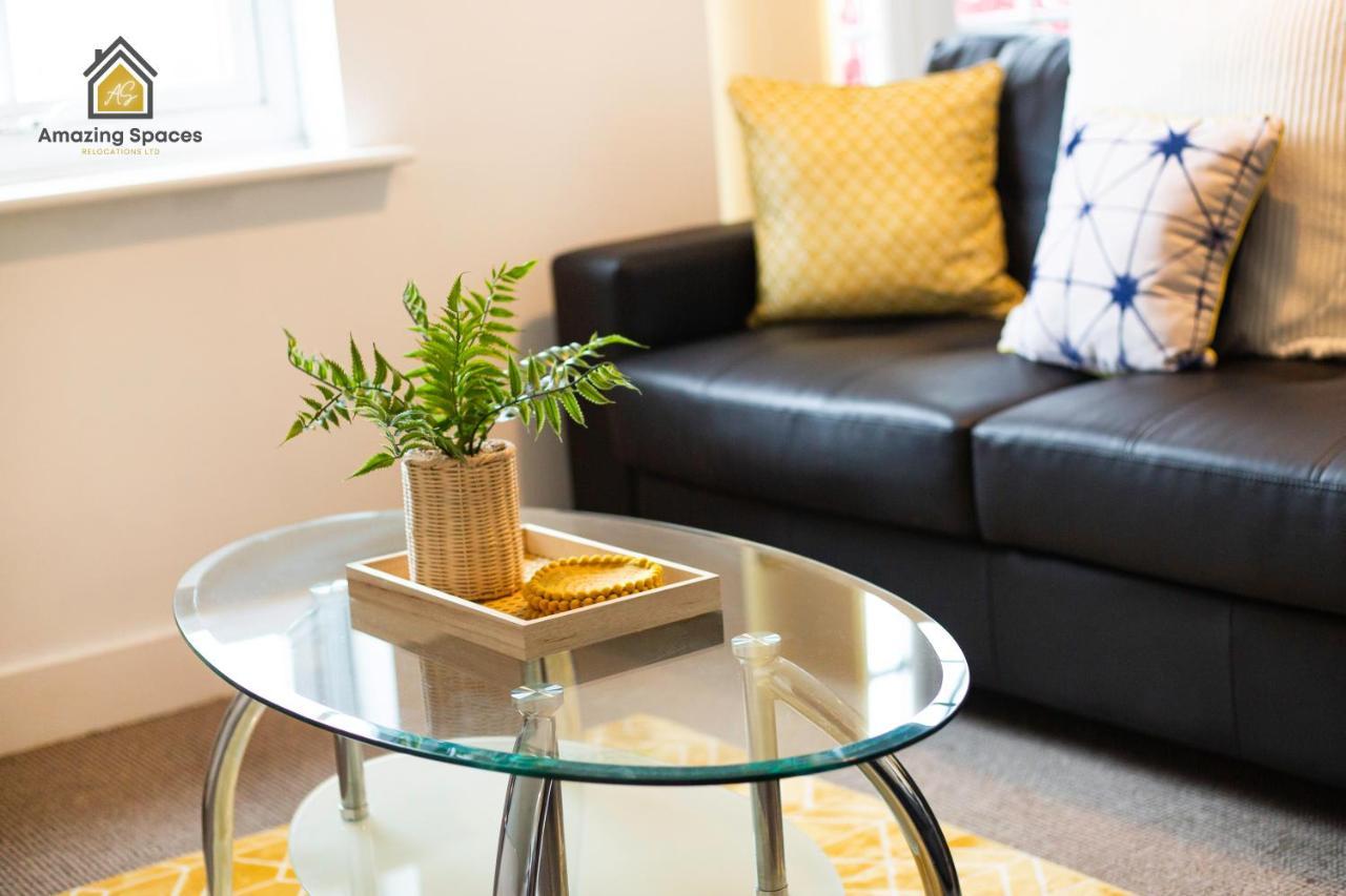 Executive 2 Bed Flat In Stockton Heath By Amazing Spaces Relocations Ltd ワーリントン エクステリア 写真