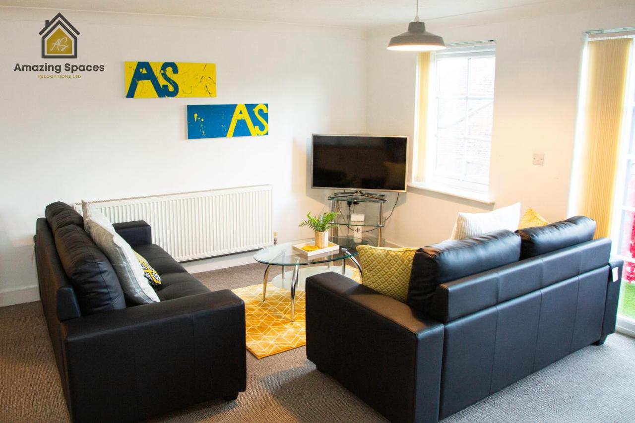 Executive 2 Bed Flat In Stockton Heath By Amazing Spaces Relocations Ltd ワーリントン エクステリア 写真