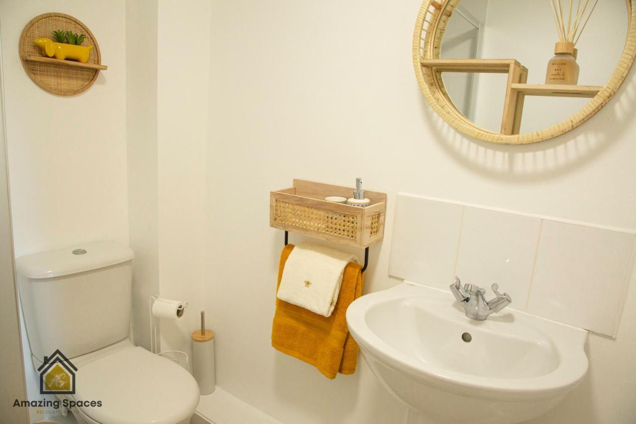 Executive 2 Bed Flat In Stockton Heath By Amazing Spaces Relocations Ltd ワーリントン エクステリア 写真